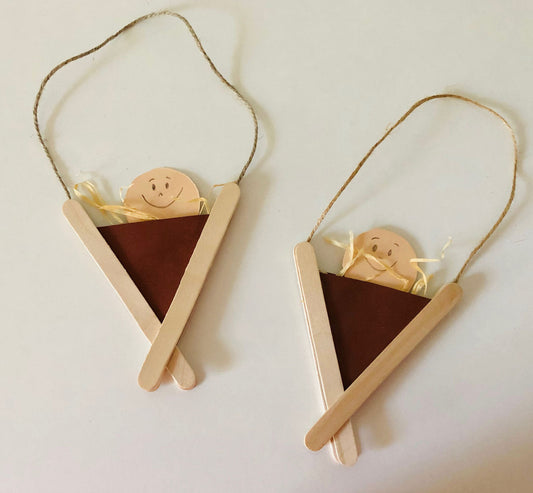 Advent: Christkind in der Krippe