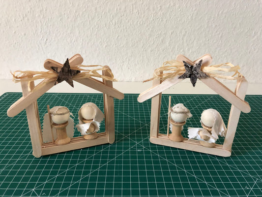 Advent: Krippenstall aus Eisstielen mit Figuren gestalten