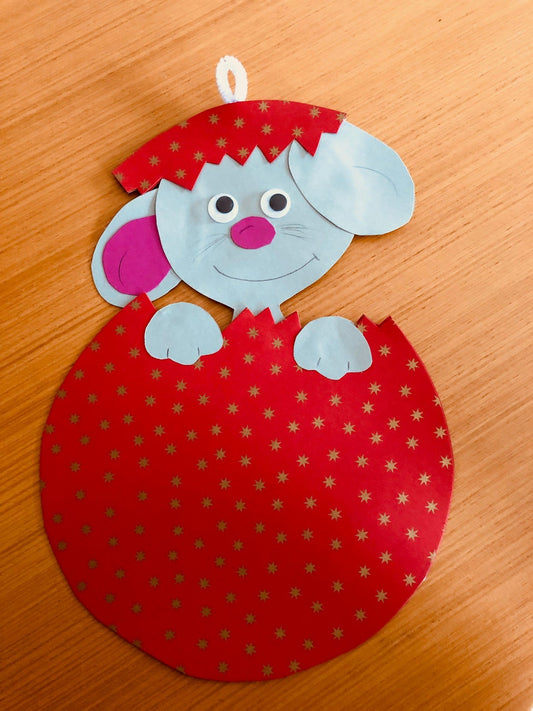 Advent: Maus in Weihnachtskugel