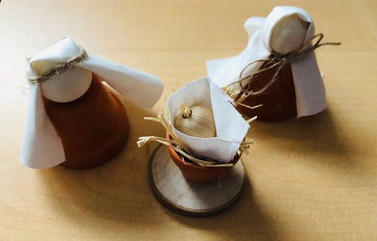 Advent: Kleine Krippe aus Tontöpfen gestalten