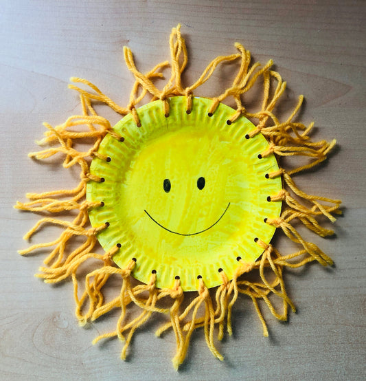 Auf der Wiese: eine lustige Sonne gestalten