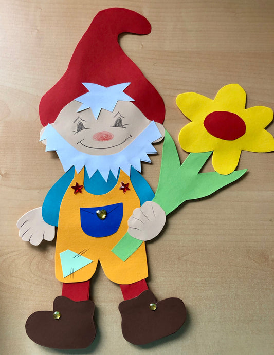 Auf der Wiese: Lustiger Zwerg mit Blume