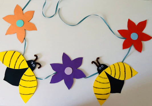 Auf der Wiese: Lustige Girlande mit Bienen und Blumen
