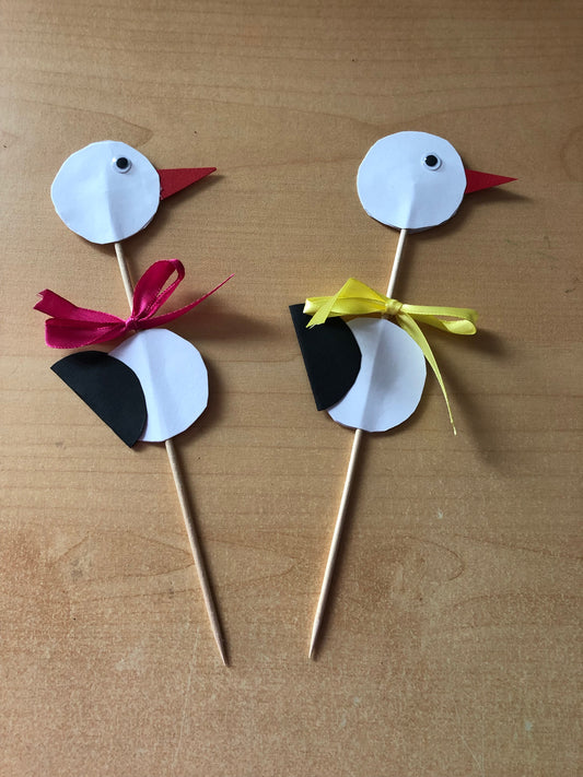 Auf der Wiese: Kleine Störche am Stiel basteln