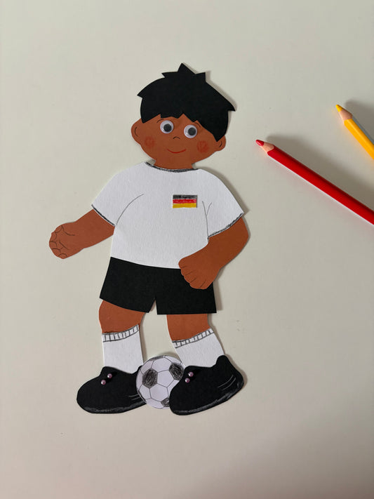 Vorfreude auf die Fußball-WM: Fußballer Anayo basteln