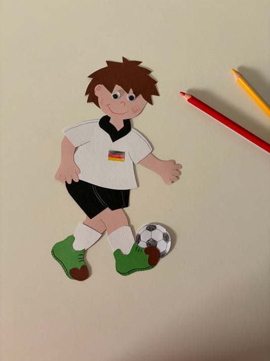 Vorfreude auf die Fußball-WM: Fußballer Lucas basteln