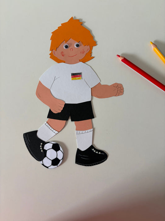 Vorfreude auf die Fußball-WM: Fußballerin Annika basteln