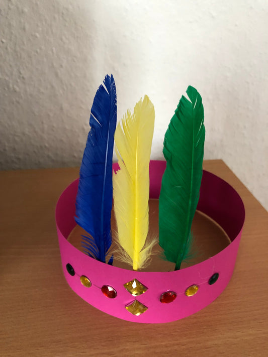 Im Fasching: Stirnband mit Federn