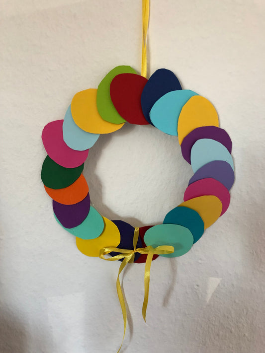 Im Frühling: Ein Türkranz mit bunten Eiern