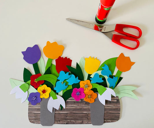 Im Frühling: Frühlingsblumen im Blumenkasten