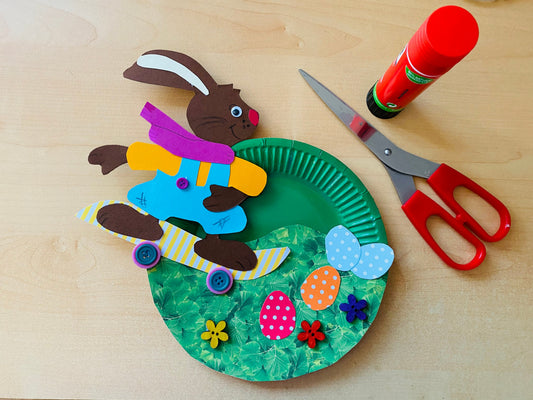 Im Frühling: Hase Hugo fährt Skateboard