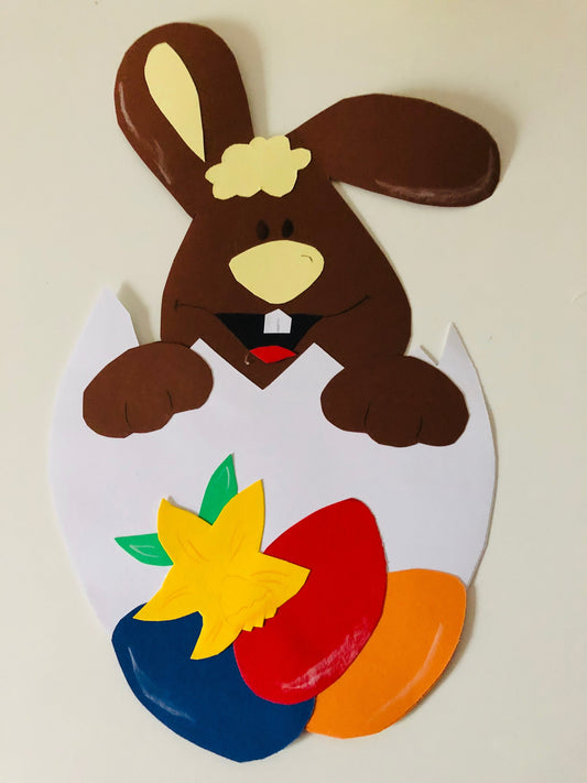Im Frühling: Ein Hase im Ei