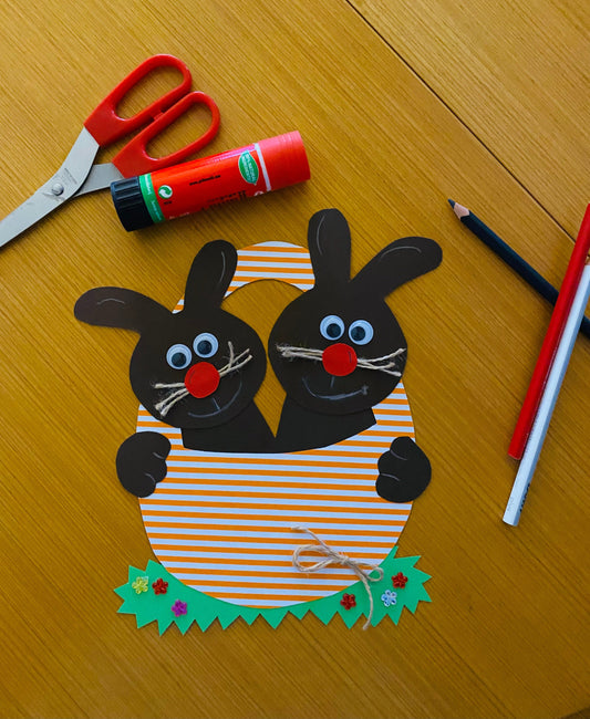 Im Frühling: Ein Hasenpaar im Körbchen