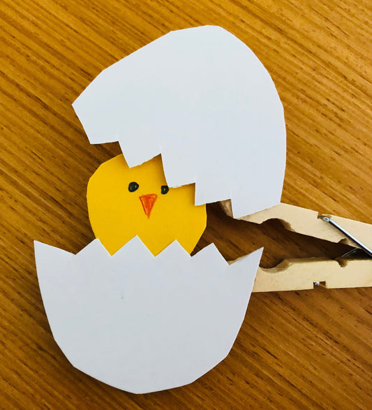 Im Frühling: Ein Klammer-Küken basteln