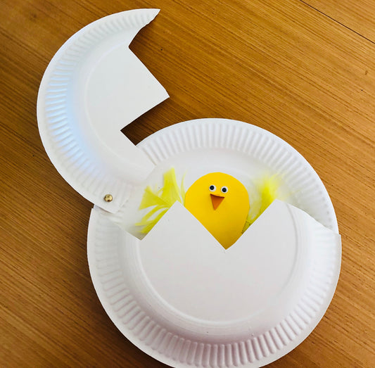 Im Frühling: Ein Küken im Tellerei