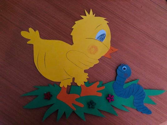 Im Frühling: Fensterbild Küken und Wurm