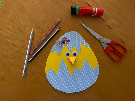 Im Frühling: Schlüpfendes Küken