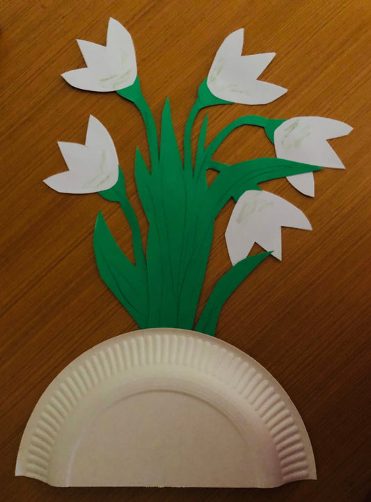 ein fensterbild-schneegloeckchen-im-schnee
