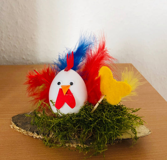 Im Frühling: Ein buntes Eierhuhn als Tischdekoration