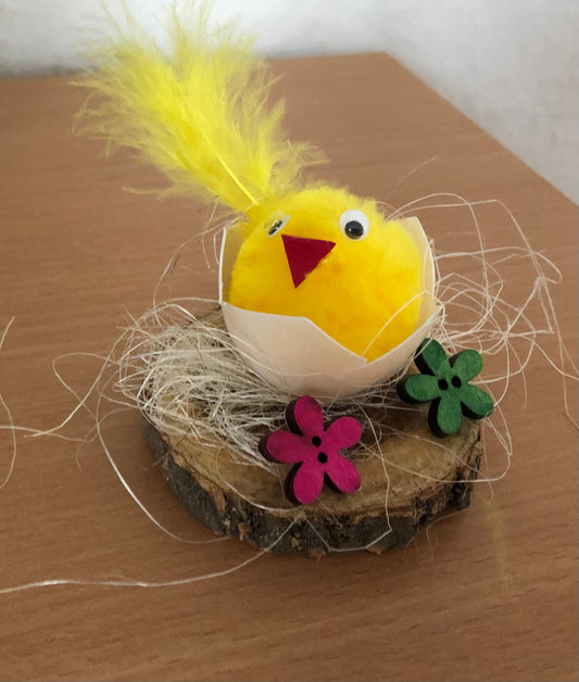 Im Frühling: Tischdekoration für den Frühling - ein Küken im Ei
