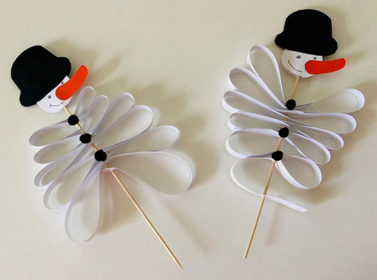 Im Winter: Lustiger Schneemann am Schaschlikspieß