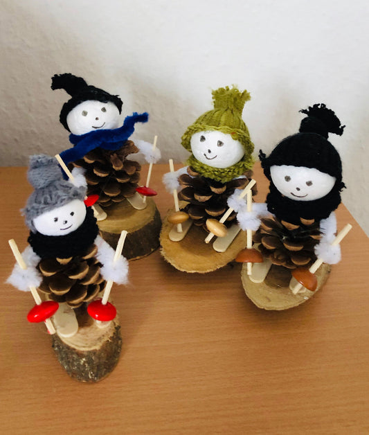 Im Winter: Kleine Schneemänner auf Skiern basteln